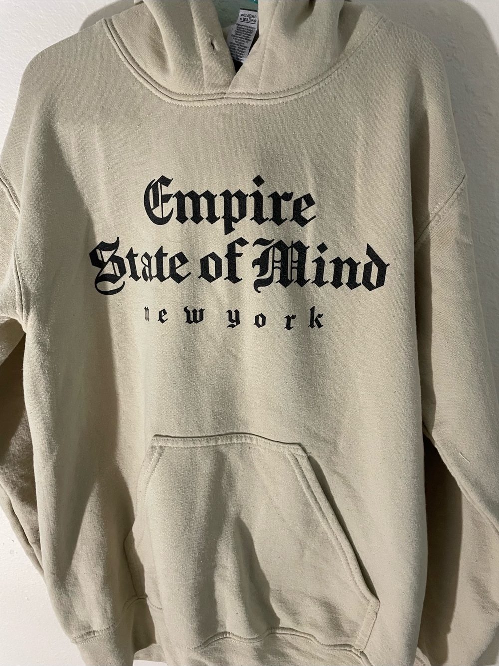 Gildan Cream Hoodie with Black 'Empire State of Mind' Graphic